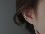 Load image into Gallery viewer, Women&#39;s Pearl Ear Clips
